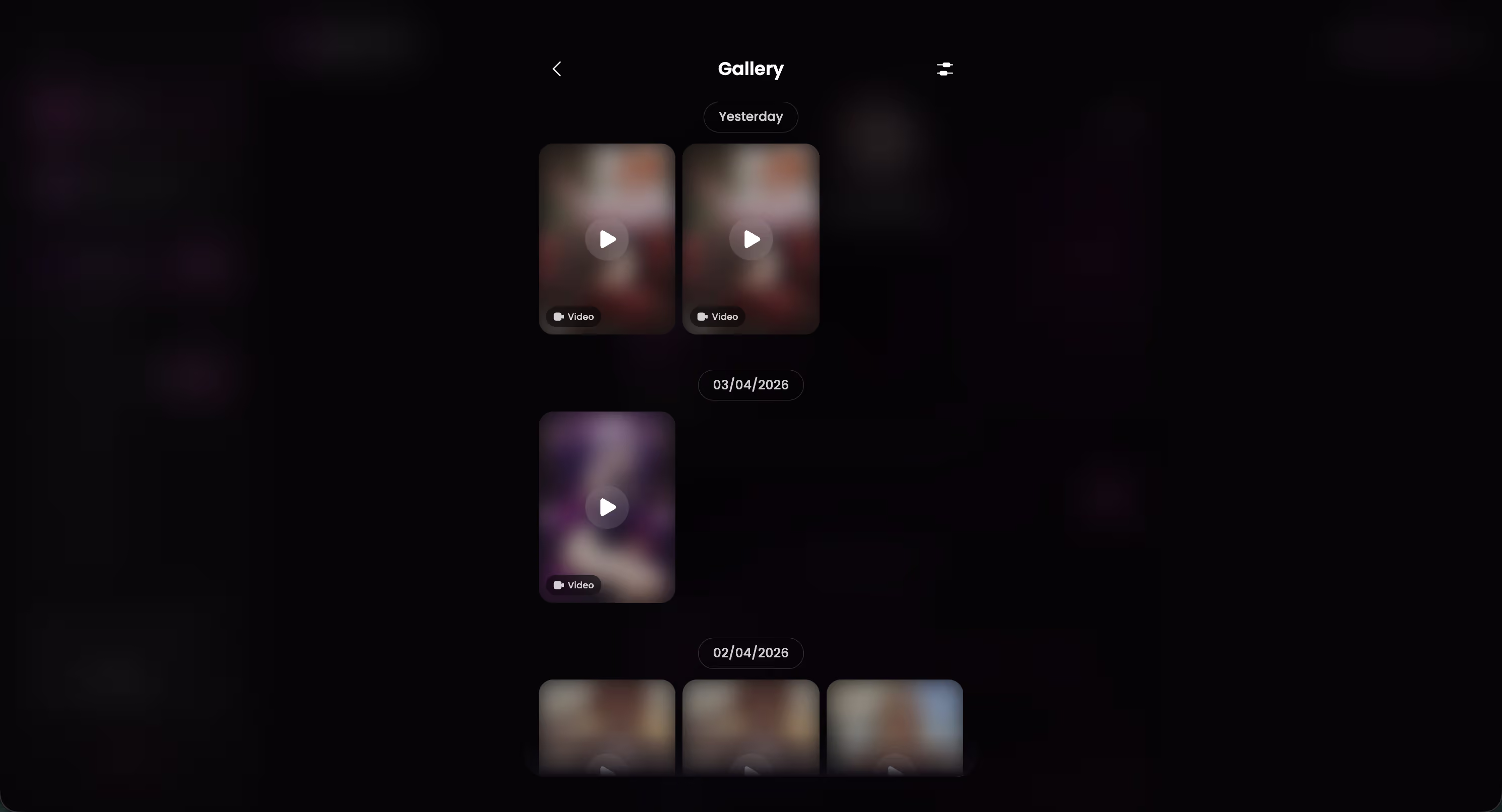 La galerie GoLove sur ordinateur — photos et vidéos triées par personnage et par date